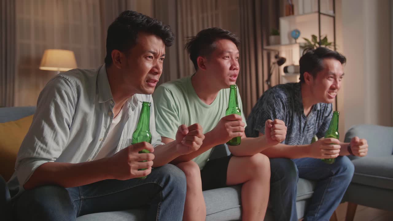 친구들이 경기를 보고 있습니다.