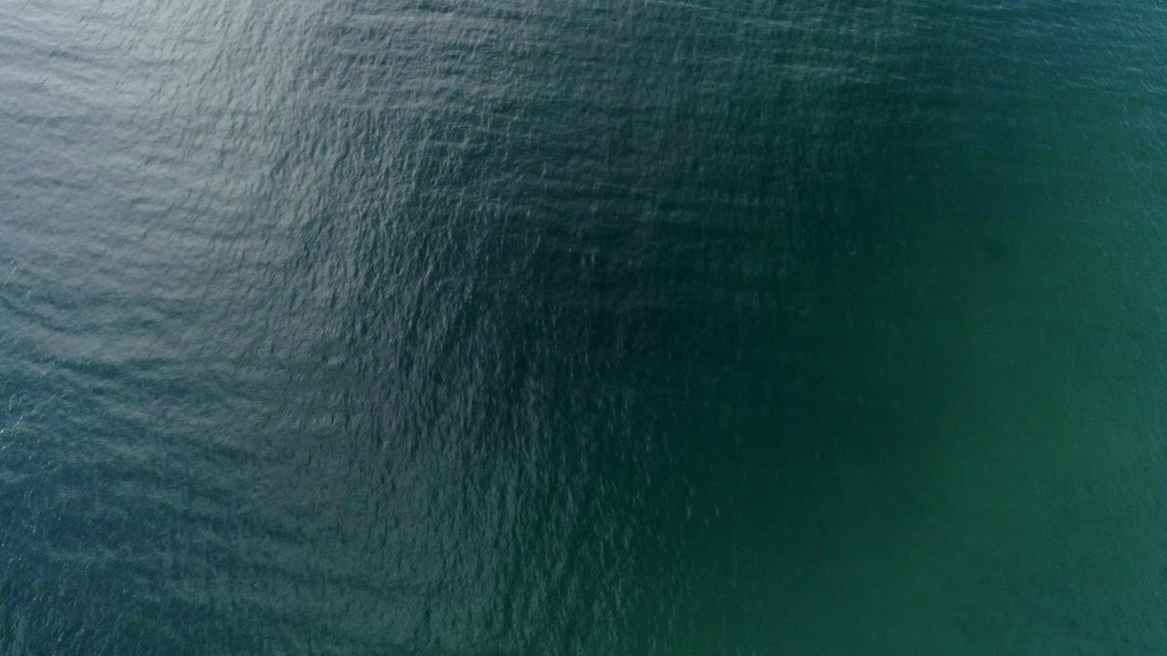 aguas texturadas tropicales oscuras abstractas aéreas de arriba hacia abajo