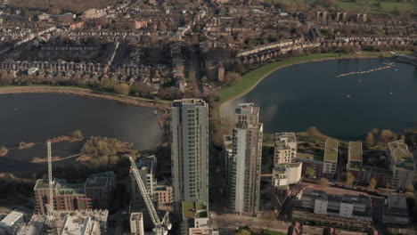 Kreisende-Luftaufnahme-über-Modernen-Wohnwohnungen-In-Den-Woodberry-Wetlands-Reservoirs-In-London