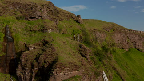 Luftaufnahme-Des-Erstaunlichen-Moosigen-Hochlandes-In-Südisland.-Drohnenansicht-Der-Atemberaubenden-Felsformationen-Des-Wasserfalls-Seljalandsfoss,-Eines-Der-Wichtigsten-Touristischen-Ziele