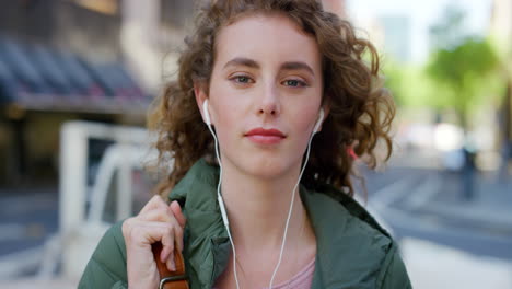 una joven estudiante confiada escuchando