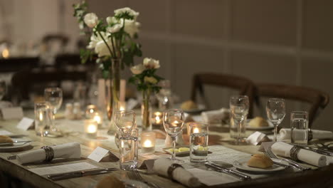 Elegantes-Abendessen-Mit-Kerzen-Beleuchtet