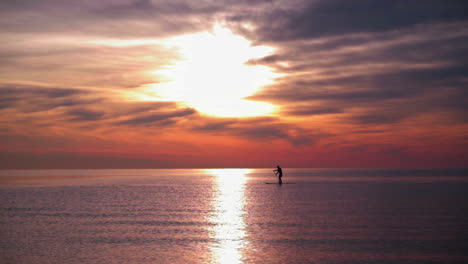 Mar-Al-Atardecer.-Hombre-Remando-En-Tabla-De-Surf-Al-Atardecer.-Puesta-De-Sol-En-El-Mar-Con-Aguas-Tranquilas