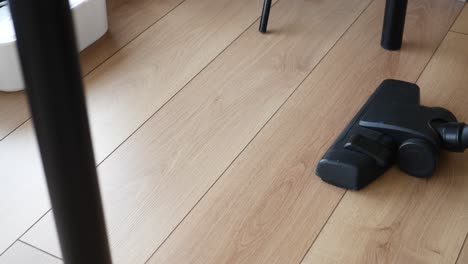 limpieza de un piso de madera con una aspiradora