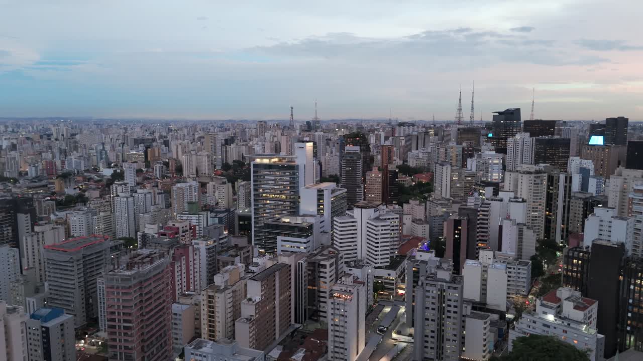 Luftfoto af byens skyline i São Paulo, Brasilien ved solnedgang