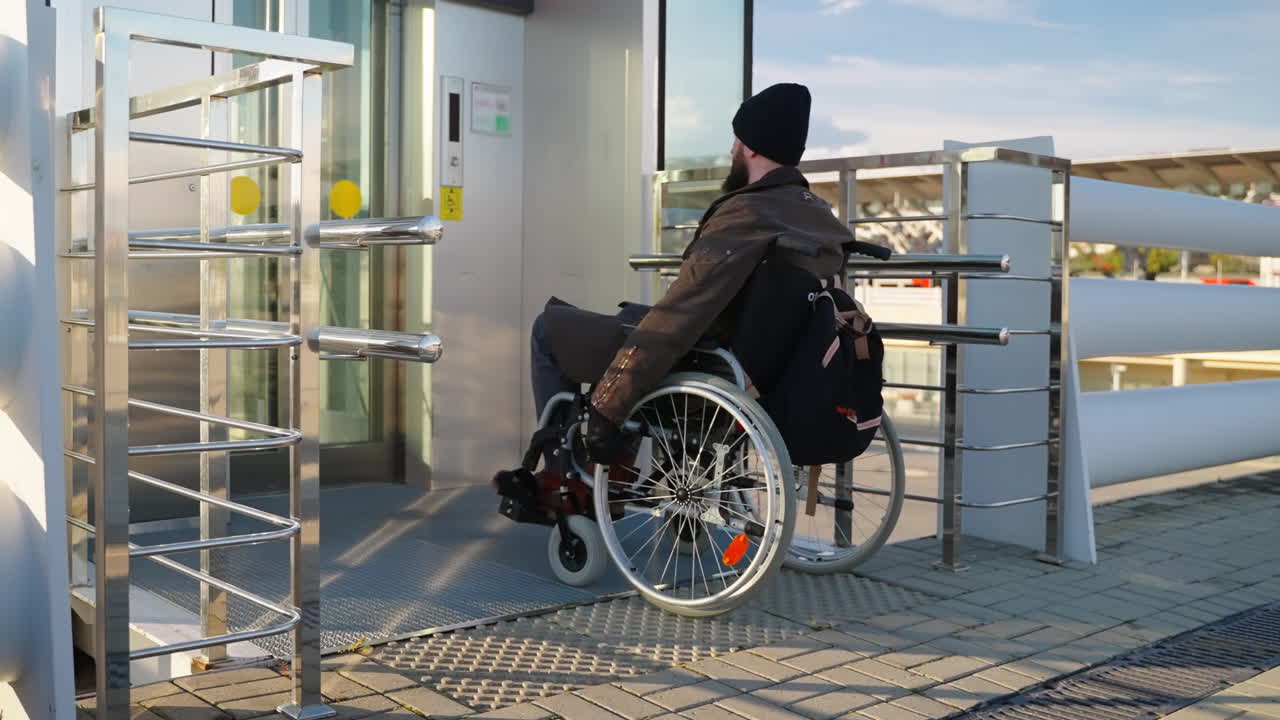 persona en silla de ruedas que utiliza un ascensor accesible
