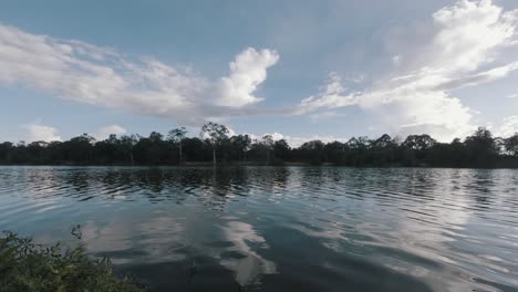 Amplio-Timelapse-Del-Lago-Cerca-De-Angkor-Wat