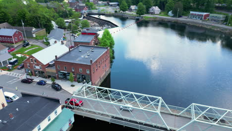 El-Puente-De-Flores-Conecta-Las-Ciudades-De-Shelburne-Y-Buckland-En-Shelburne-Falls,-Mamá,-Estados-Unidos.