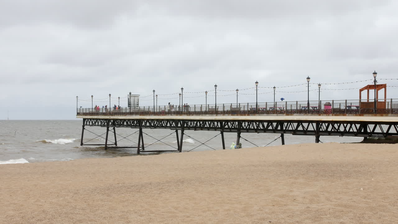 fotografía panorámica del muelle en la costa en la ciudad de vacaciones de skegness en el paseo marítimo en verano