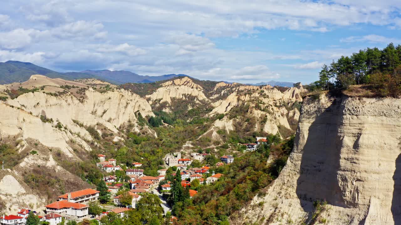 vista aérea sobre la ciudad búlgara de melnik pirin paisaje montañoso