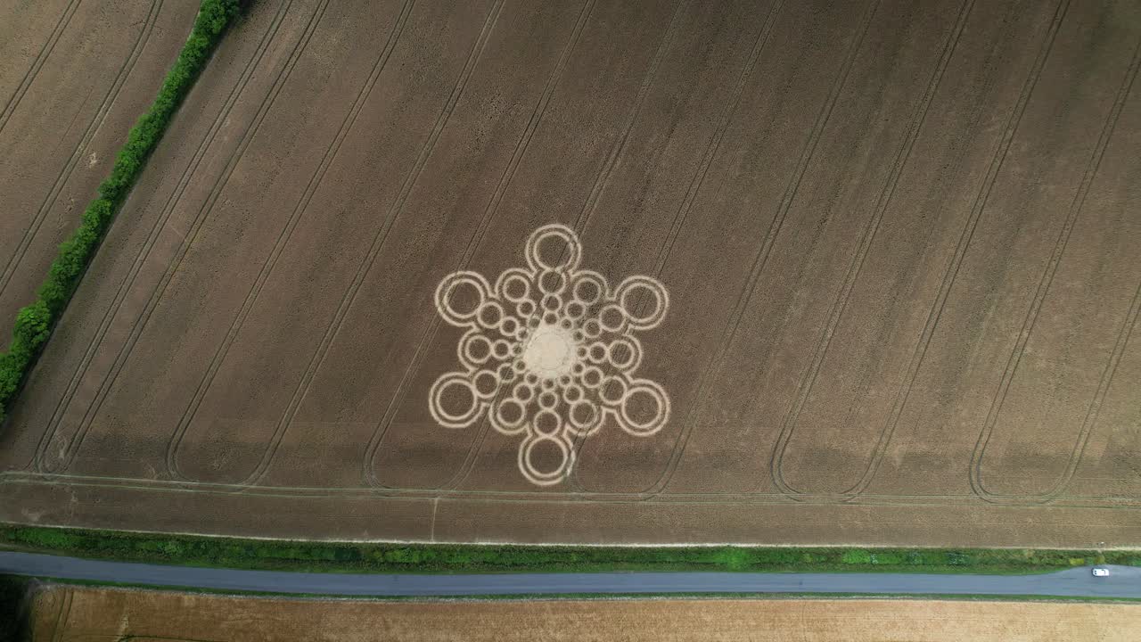 보워스 2023 밀 작물 원 형성 항공 사진 햄프셔의 상징적인 기하학적 원 패턴을 내려다보고