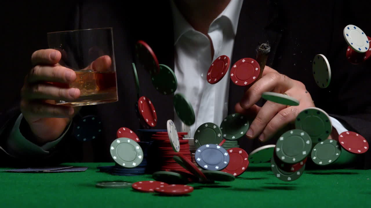 jugador fresco sentado detrás de las fichas lloviendo