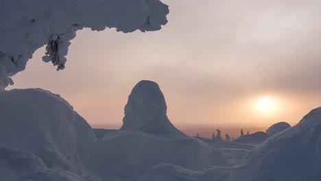 lapso de tiempo de la puesta de sol de febrero ártico en una caída - el viento está soplando nieve