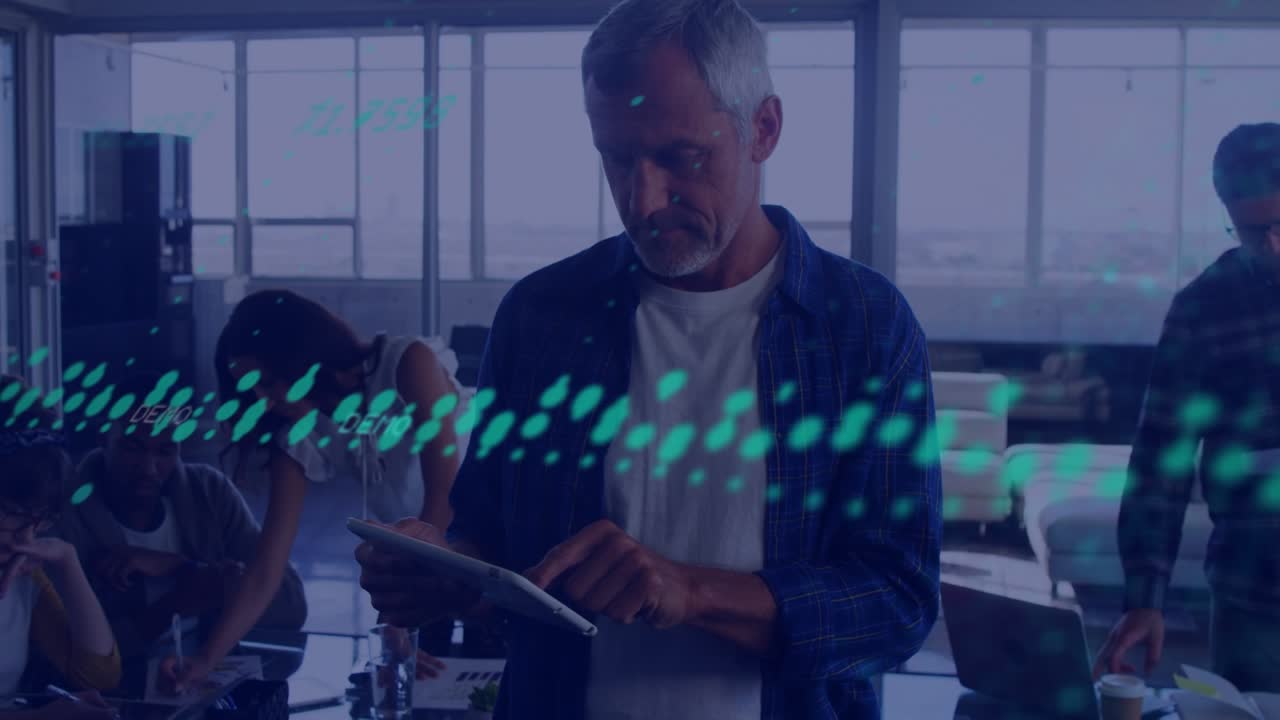 Animasjon av behandling av finansdata over ulike forretningsfolk