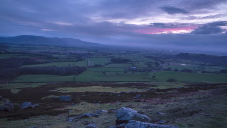 Timelapse-De-Movimiento-De-Puesta-De-Sol-De-Kildale,-Cielo-Rojo,-Piedras-Y-Valle-De-Tees-En-La-Distancia