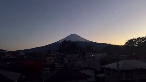 monte fuji al amanecer o al anochecer sobre la ciudad japonesa