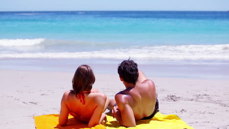 Couple-looking-at-the-ocean