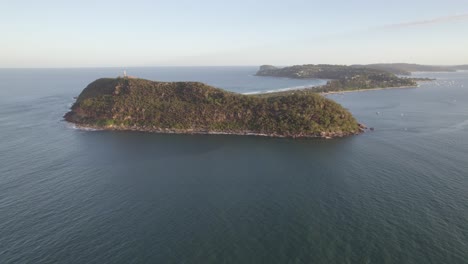 Malerische-Halbinsel-Barrenjoey-Mit-Historischem-Leuchtturm-Und-Atemberaubendem-Meerblick-In-Palm-Beach,-New-South-Wales,-Australien