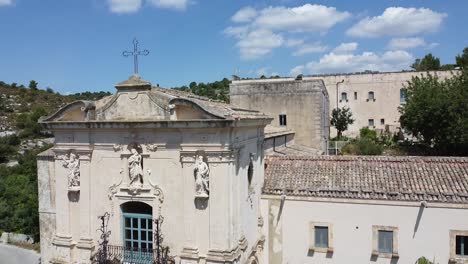 Außenansicht-Des-Alten-Heiligtums-Santa-Maria-Scala-Del-Paradiso-Unter-Blauem-Himmel-In-Noto,-Sizilien,-Italien