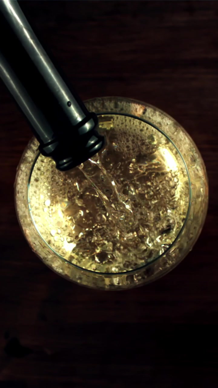 Champagne dorato che si versa in un bicchiere, vista dall'alto