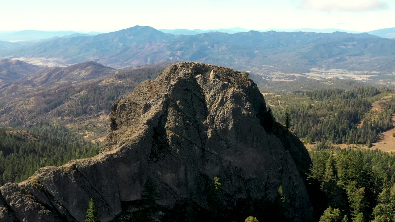 오리건주 남부에 있는 파일럿 암석의 조감도
