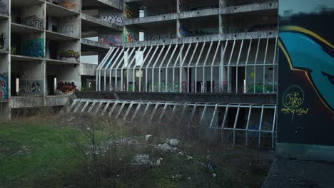 Graffiti-En-La-Desolada-Fachada-Del-Edificio-Del-Hospital,-Zagreb,-Croacia.