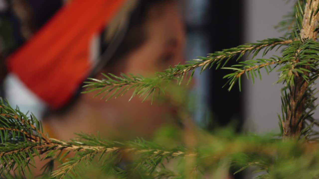 머리에 스카프를 입은 여자