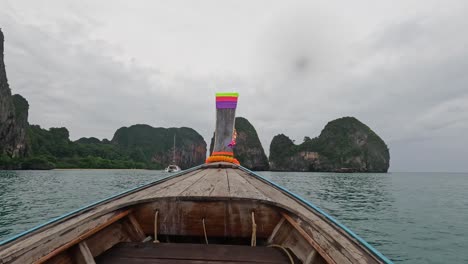 crucero panorámico en barco a través de los impresionantes paisajes de krabi