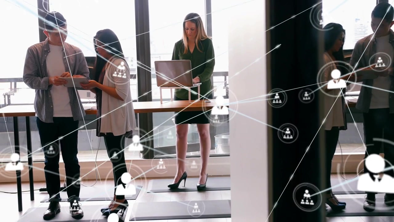 Pystyvideo: Tekniikkatiimi käyttää tablettia ja kannettavaa tietokonetta synkronoidessaan, mikä aiheuttaa solmupeittokuvan ikkunoihin.