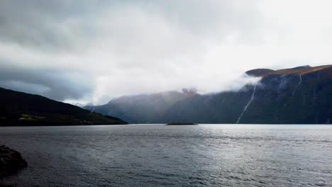 Clima-Dramático,-Ya-Que-Avstorm-Se-Está-Moviendo-Sobre-Langfjorden-Y-Eidsvag-En-El-Municipio-De-Nesset,-Más-Y-El-Condado-De-Romsdal-En-Noruega