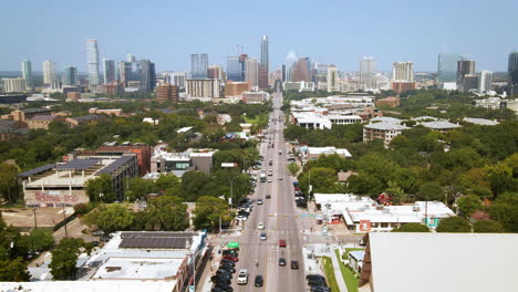 Drohnenaufnahmen-Aus-Der-Luft-Vom-South-Congress-Avenue-District-In-Austin,-Texas-In-Richtung-Innenstadt-Mit-Blick-Auf-Das-State-Capitol-Building,-Drohne-4k