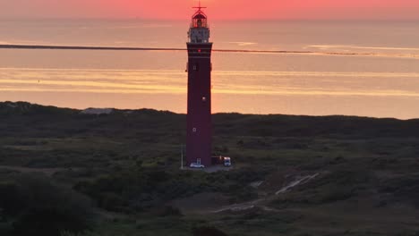 Atardecer-Mágico-En-El-Faro-De-Westhoofd-Ouddorp,-Aéreo