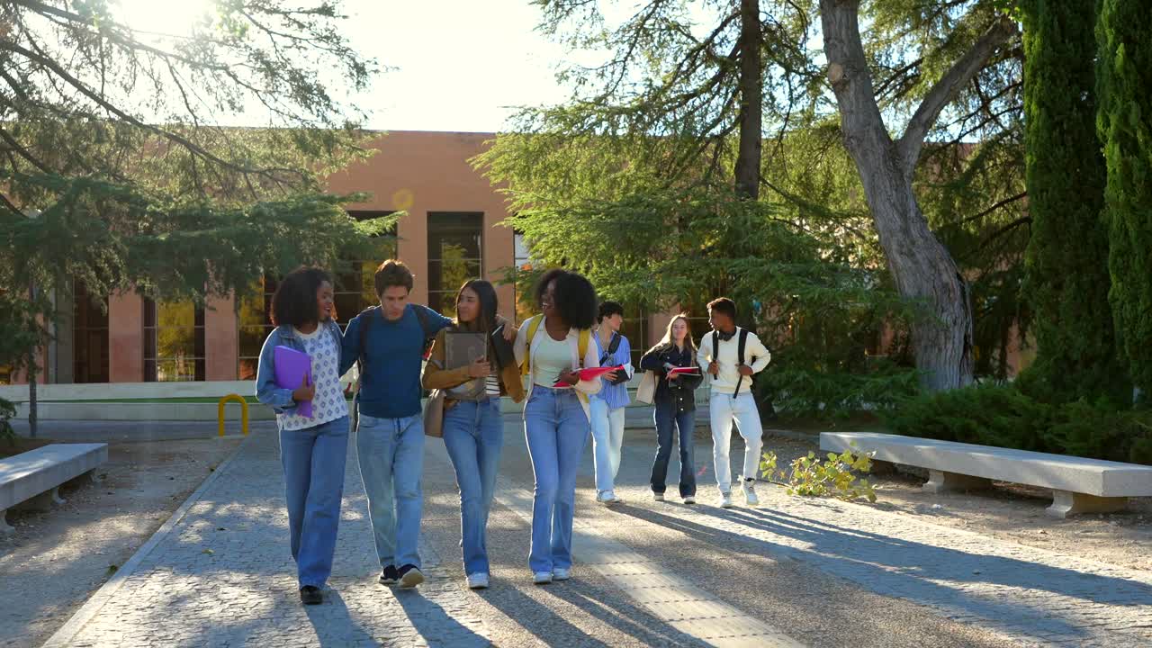 grupo de estudiantes caminando por el campus