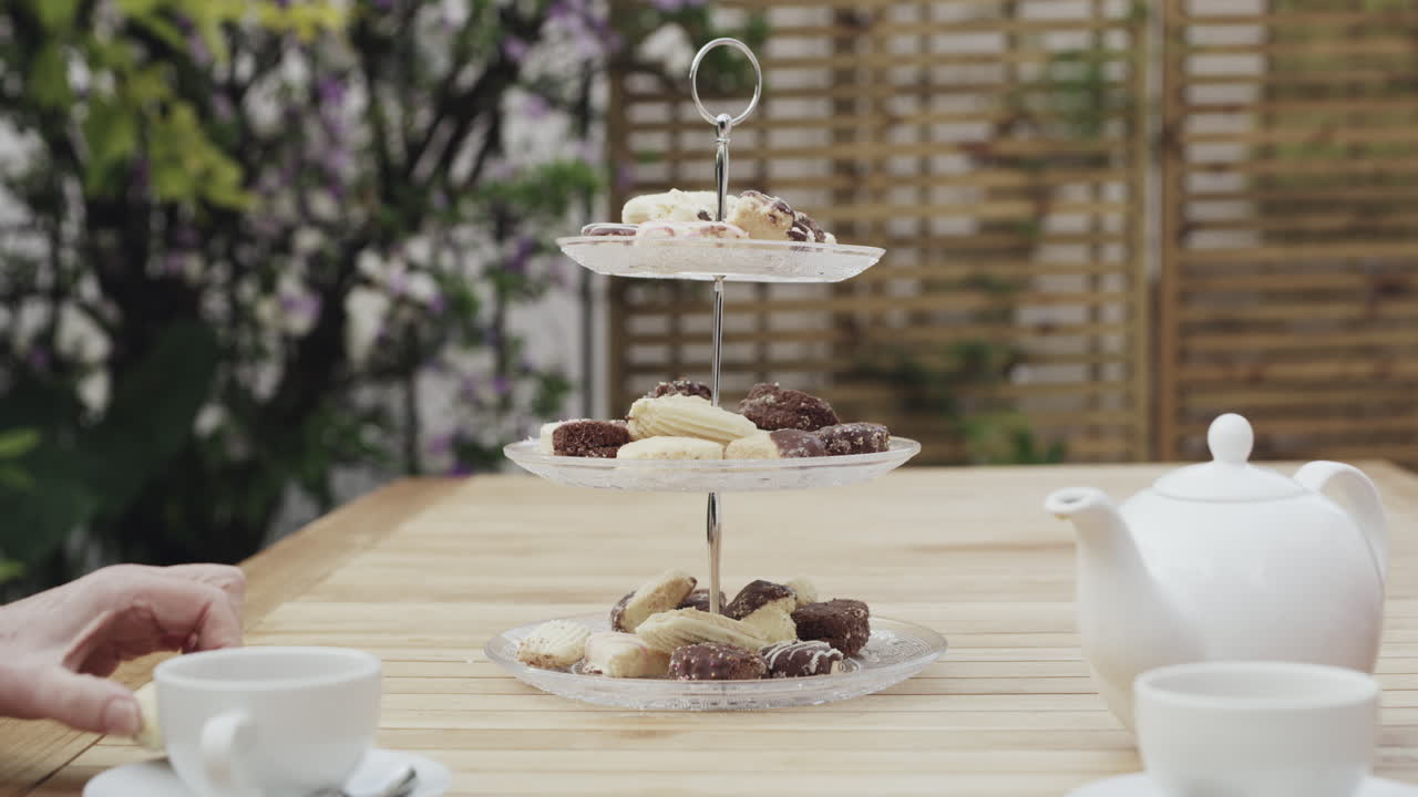 사랑 하는 사람 과 함께 시간 을 보내고 맛 있는 음식 을 먹는 것