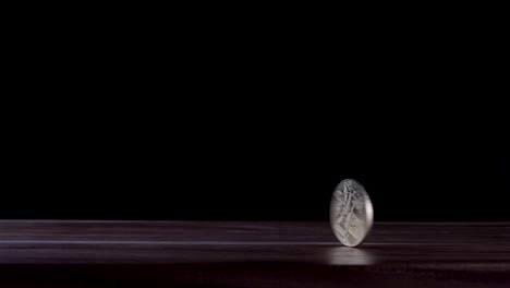 un bitcoin dorado girando constantemente en movimiento perpetuo