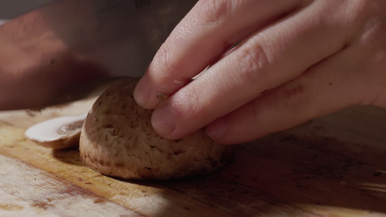 manos con un cuchillo cortando setas en la cocina - tiro macro