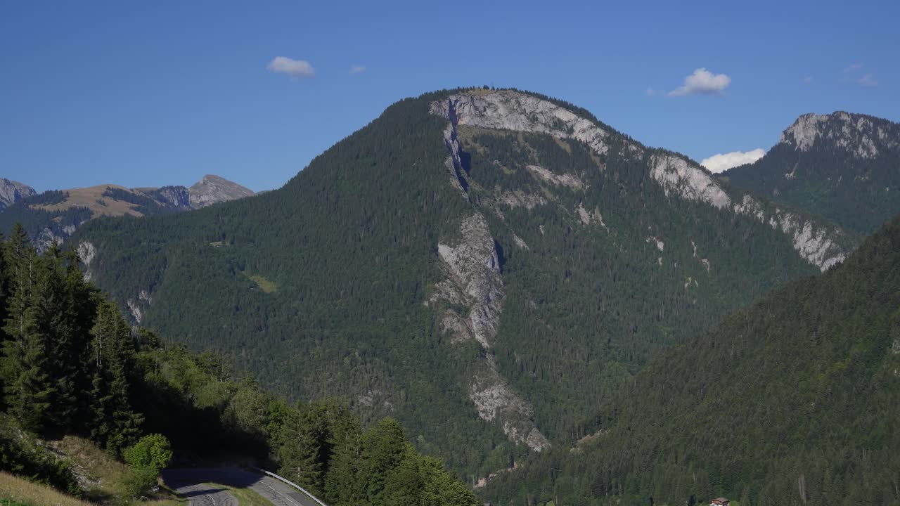pan soleado sobre los alpes franceses en verano