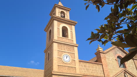 iglesia católica en la plaza de la constitución, torrevieja, españa