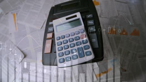 calculadoras cayendo sobre una mesa