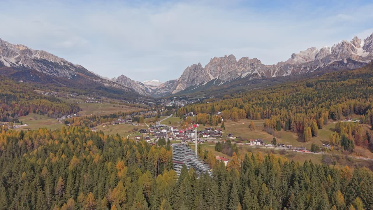 Luftfoto af skihoptårn under opførelse med kran, Dolomitterne, Italien