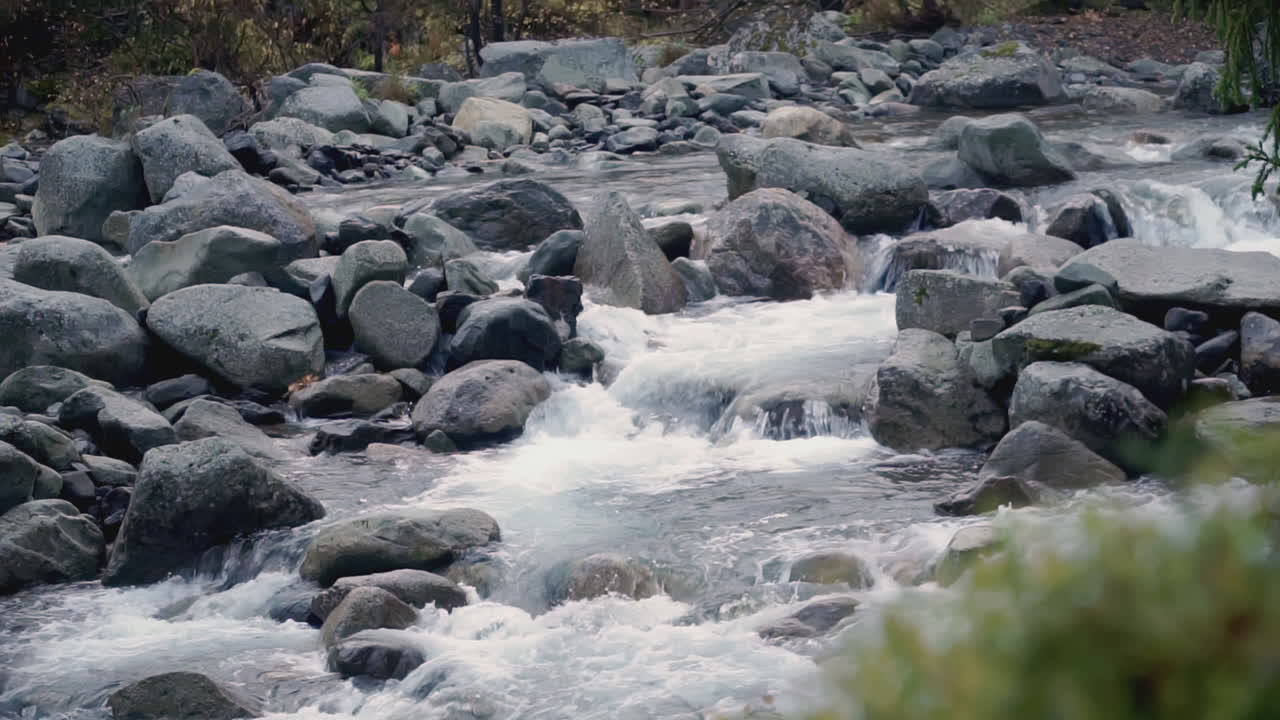 바위 가 있는 산 강