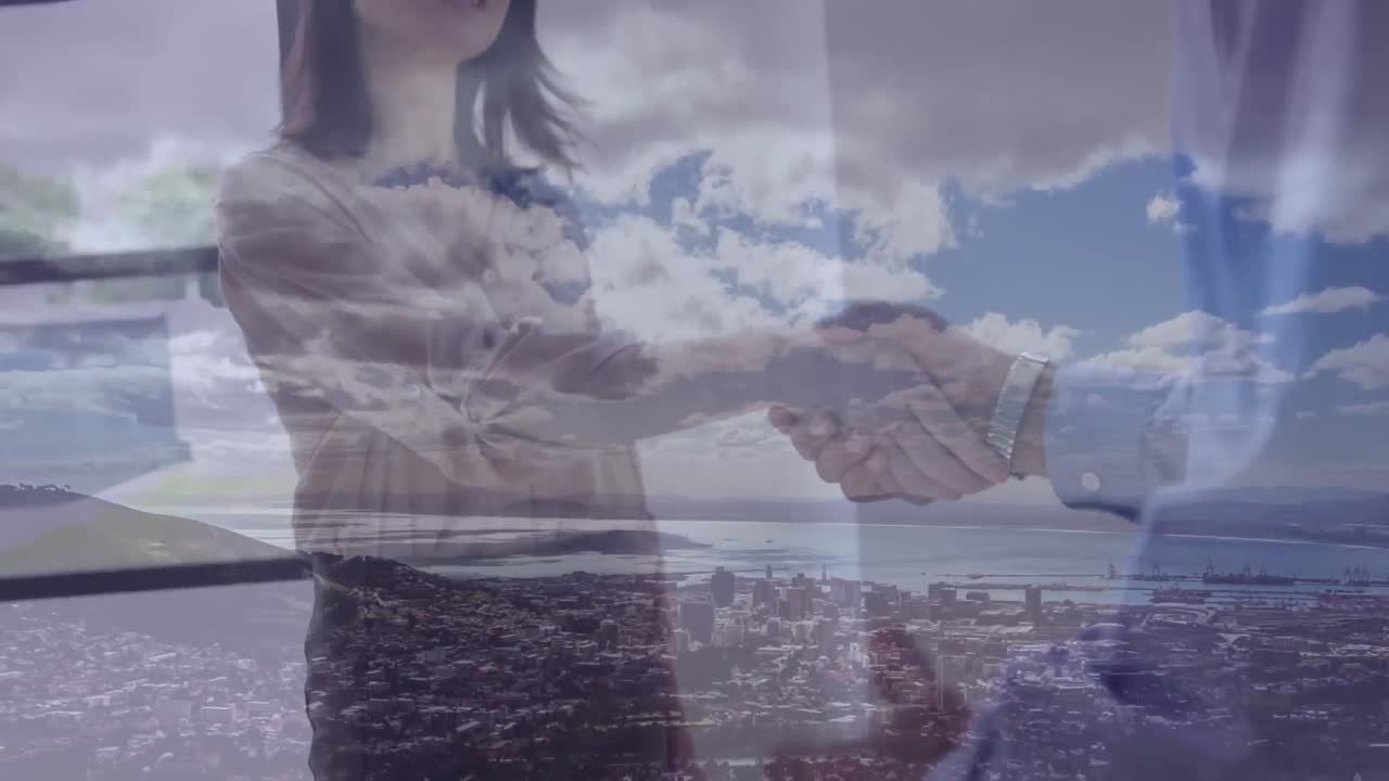 구름과 도시 풍경 위에서 사업가의 악수 애니메이션