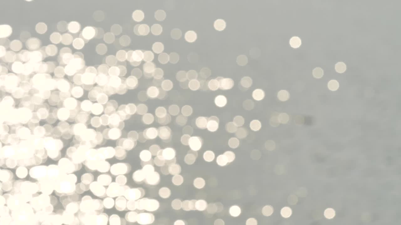 ondulación desfocada del río a la luz del sol, reflejo brillante en su superficie, video 4k, cámara lenta.