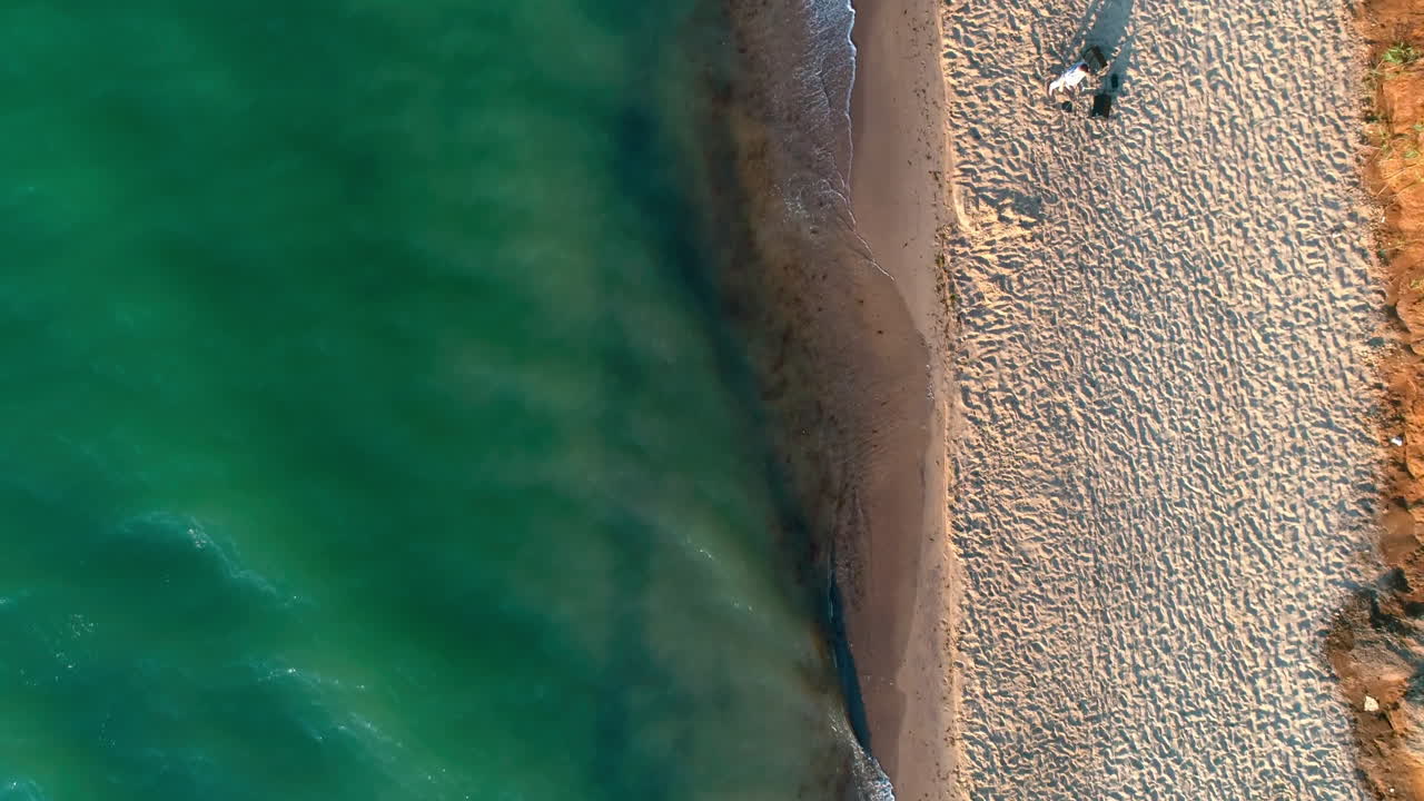 Vista aerea di splendidi paesaggi marini. Costa oceanica ripresa da drone.