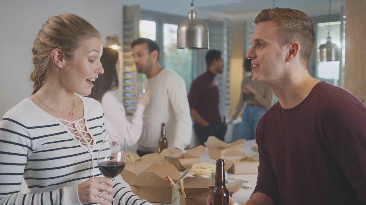 grupo de amigos multiculturales disfrutando de bebidas fiesta con comida para llevar en casa juntos