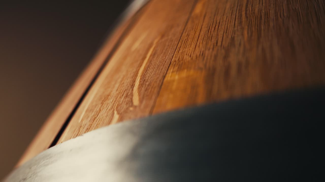 cámara macro de primer plano panorámica hacia abajo un barril de whisky o vino