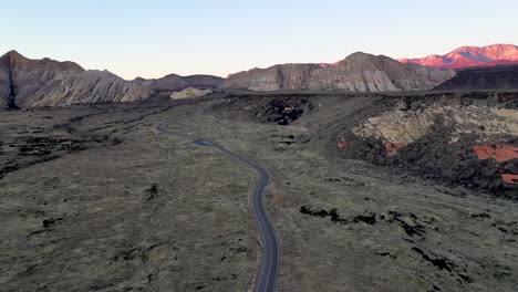 Vista-Aérea-Viajando-Por-Una-Carretera-En-El-Parque-Estatal-Snow-Canyon,-Utah,-Estados-Unidos