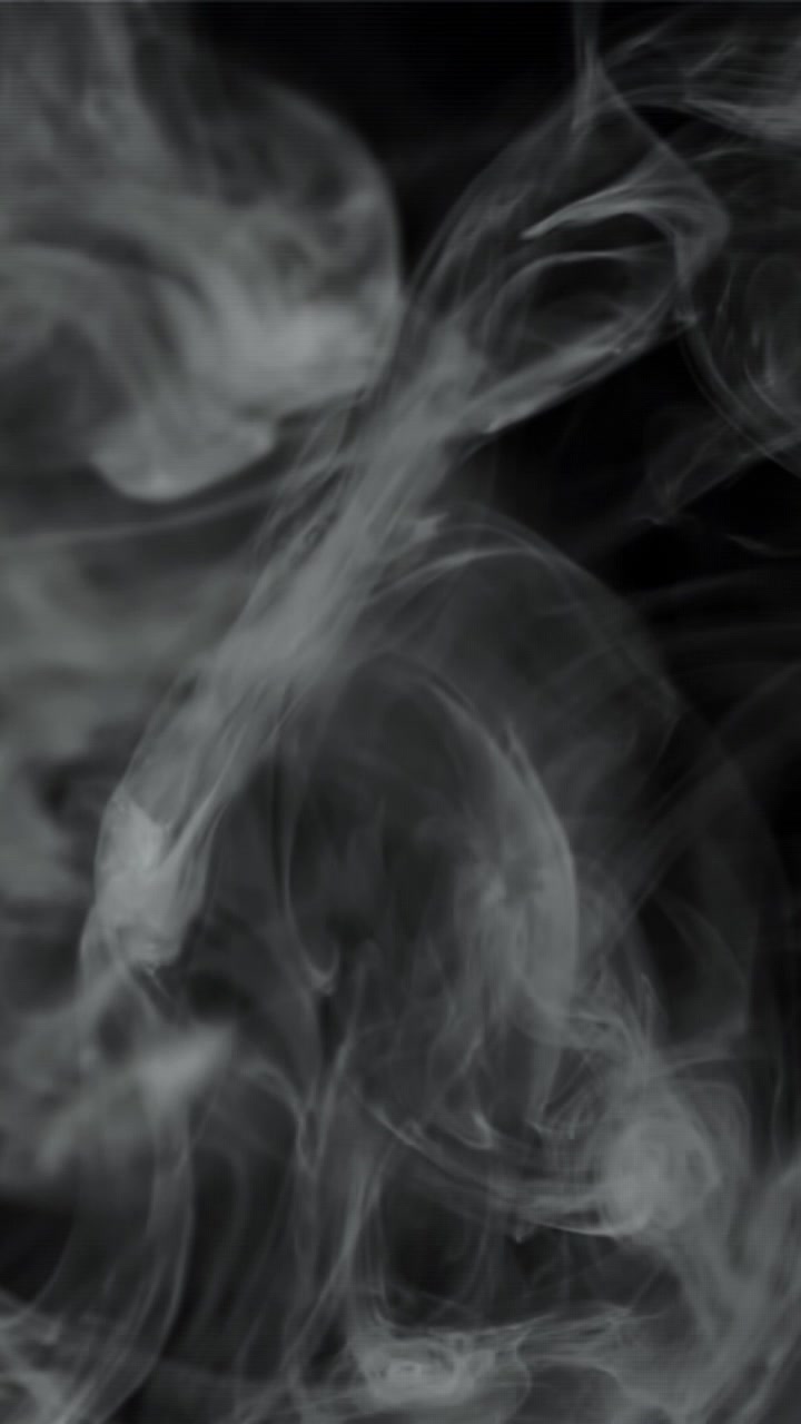 Abstract Fumo bianco che gira su uno sfondo nero