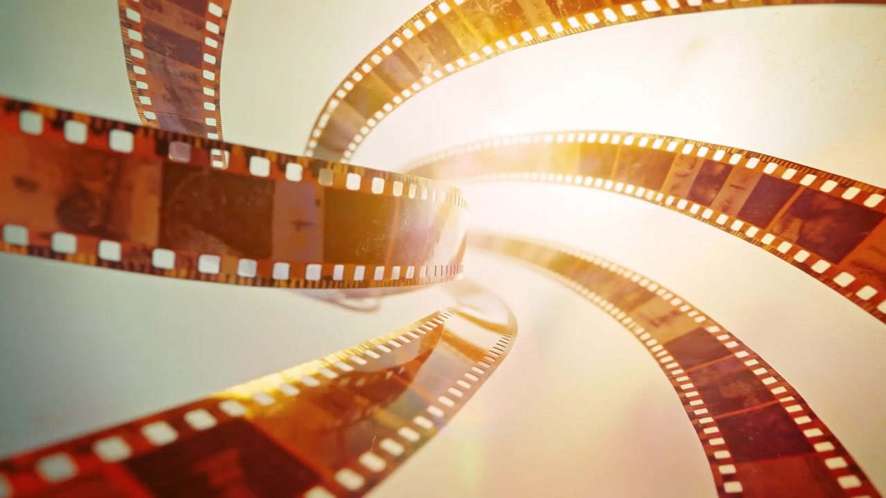 Kredsende kamera trækker sig tilbage i studie, 35 mm perforerede filmstrimler spiralformet ind i kernen med linserefleksioner.