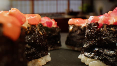 un primer plano de sushi de salmón